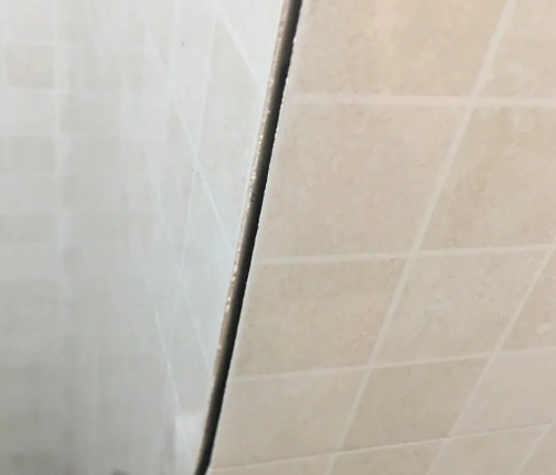 弋阳瓷砖空鼓维修公司分享阳台瓷砖脱落的修复过程可以分为以下几个步骤